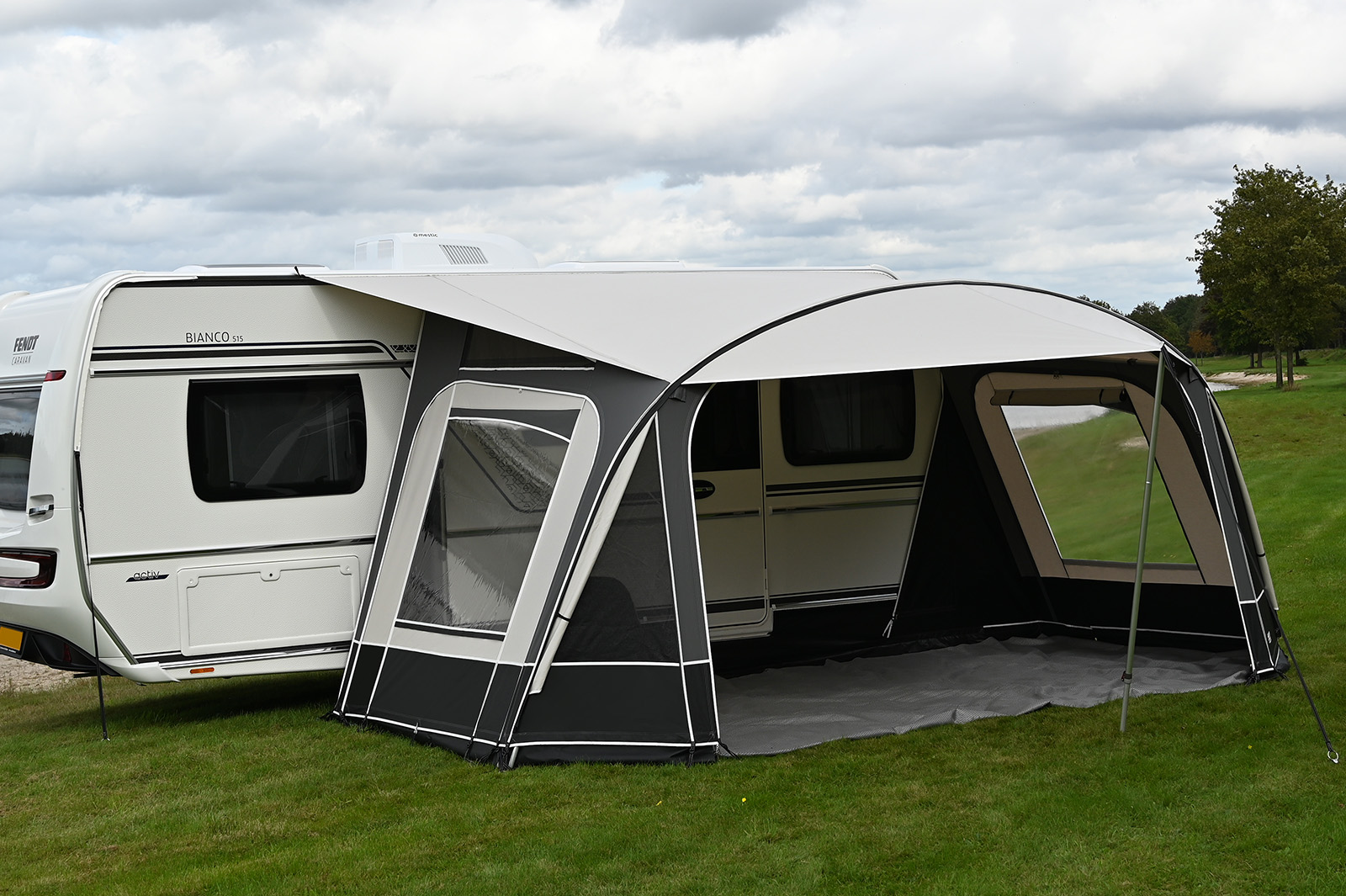 deeltent-caravan-492jfl-1.jpg Unico Deeltent 5000 Unieke mix tussen deeltent en voortent - Afbeelding 1