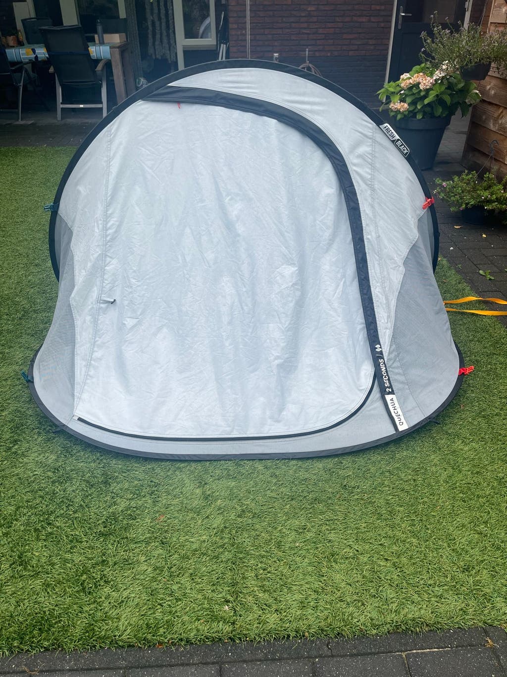 fresh-en-black-tent-981ntw-1.jpg 2 Quechua 2 Seconds Fresh & Black tent 2 personen (m2424371675) — Tenten — Marktplaats - Afbeelding 1