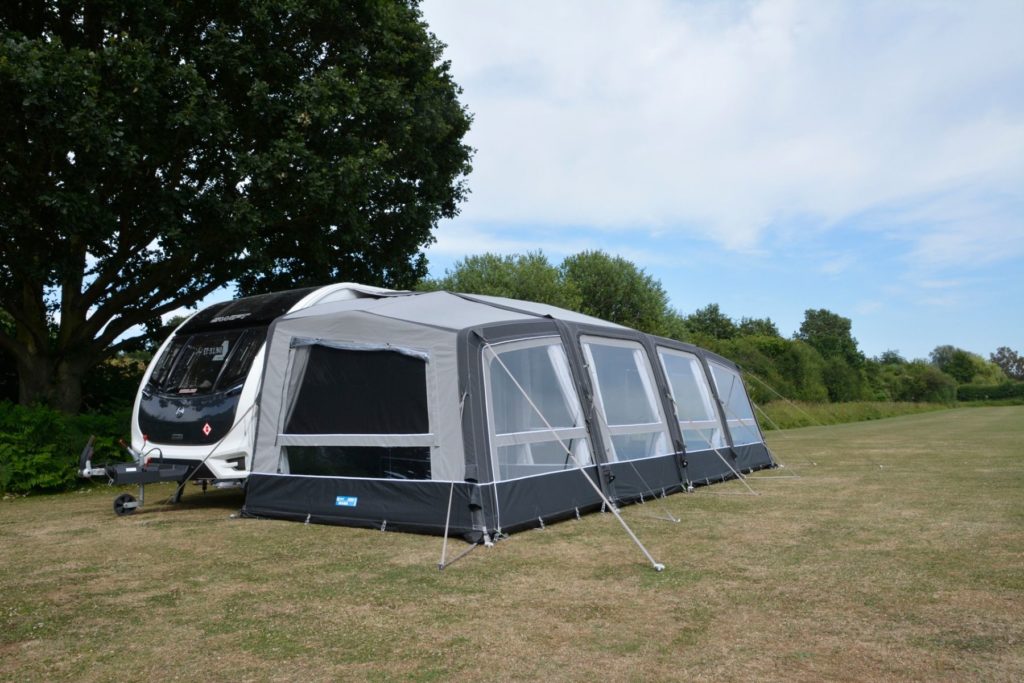 opblaas-voortent-926une-1.jpg Kampa Voortenten & Luifels | Vinken Caravans & Campers Asten - Afbeelding 1