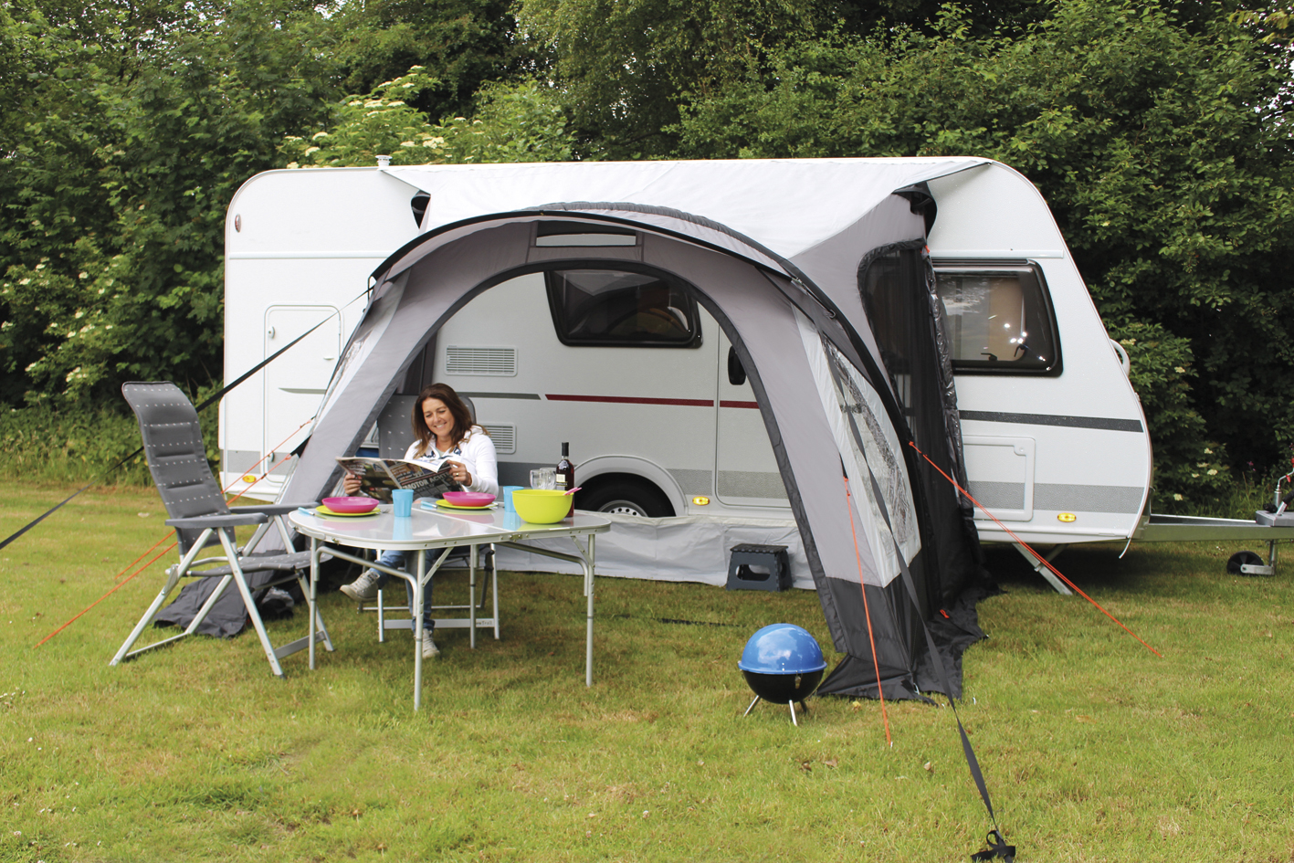 opblaasbare-luifel-caravan-373oti-1.jpg Eurotrail Genua Air opblaasbare voortent Antraciet / Zilvergrijs Trailstore - Afbeelding 1