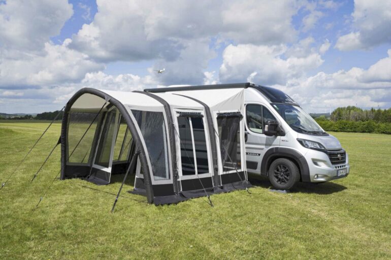 opblaasbare-voortent-camper-267dfy-1.jpg Test: Voortenten voor je camper | ACSI FreeLife - Afbeelding 1
